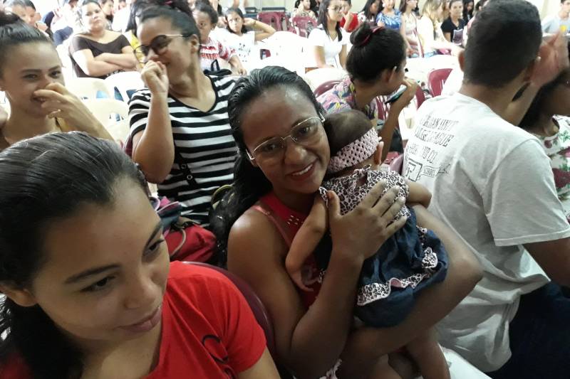 O auditório da Escola São Francisco, em Abaetetuba, ficou lotado com os 350 alunos das mais variadas idades. Eremita Teles dos Santos, 32 anos (foto), mesmo com uma bebê de quatro meses no colo foi assistir à aula. Ela conta que a sua rotina é muito intensa, devido trabalhar o dia inteiro e ainda cuidar da filha, então, não sobra tempo e nem dinheiro para investir em um curso.
FOTO: ASCOM PRO PAZ
DATA: 28.04.2018
ABAETETUBA - PARÁ <div class='credito_fotos'>Foto: ASCOM PRO PAZ | <a href='/midias/2018/originais/2919f508-f1ba-4354-9076-d6e9bd4efe2f.jpg' download><i class='fa-solid fa-download'></i> Download</a></div>