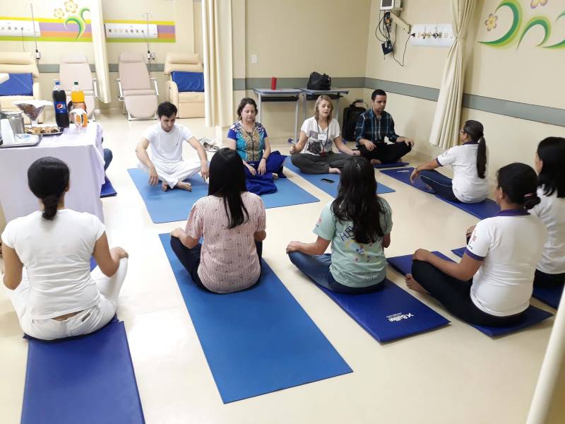 Com o tema central “Mãos que Cuidam’’, o Hospital Geral de Tailândia (HGT), na mesorregião do nordeste paraense, promoveu Semana de Enfermagem, de 14 a 18, com a finalidade de intensificar a interação entre o corpo de enfermagem e usuários dos serviços que são oferecidos para uma população estimada em 300 mil habitantes e que realiza uma média de 120 partos por mês, já que é referência em obstetrícia na região.

FOTO: ASCOM / HGT TAILÂNDIA
DATA: 20.05.2018
TAILÂNDIA - PARÁ <div class='credito_fotos'>Foto: ASCOM HGT TAILÂNDIA   |   <a href='/midias/2018/originais/291cff54-fefa-4ec7-a7f3-165b9675c680.jpg' download><i class='fa-solid fa-download'></i> Download</a></div>
