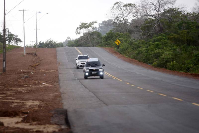 O secretário regional de Governo em Santarém, Olavo das Neves, destacou a frente de obras que o Estado vem trazendo para a região, que inclui uma nova Escola Tecnológica, a revitalização da PA-457 (foto) – que dá acesso a Alter do Chão – e a instalação do próprio Centro Regional de Governo do Oeste, que aproxima as gestões municipais dos órgãos do Estado. “Como representante da região, ficamos satisfeitos em ver que o governo tem olhado cada vez mais para cá, pelo simples entendimento da importância dessa região para o desenvolvimento do Estado”, frisou. O presidente da Companhia de Portos e Hidrovias (CPH), Alexandre Von, lembrou ainda que, neste sábado (10), o governador Simão Jatene assina ordens de serviço importantes, entre elas a que assegura a ampliação do serviço de hemodiálise do Hospital Regional do Baixo Amazonas (HRBA). “O compromisso do governo com a região está explícito nestes investimentos. Somente o Regional vai receber aporte de R$ 10 milhões para melhorar um serviço que já reconhecido como de excelência”, pontuou.
FOTO: THIAGO GOMES / AG. PARÁ
DATA: 09.03.2018
SANTARÉM - PARÁ <div class='credito_fotos'>Foto: Thiago Gomes /Ag. Pará | <a href='/midias/2018/originais/292945ba-8d27-4560-b31c-24beca208032.jpg' download><i class='fa-solid fa-download'></i> Download</a></div>