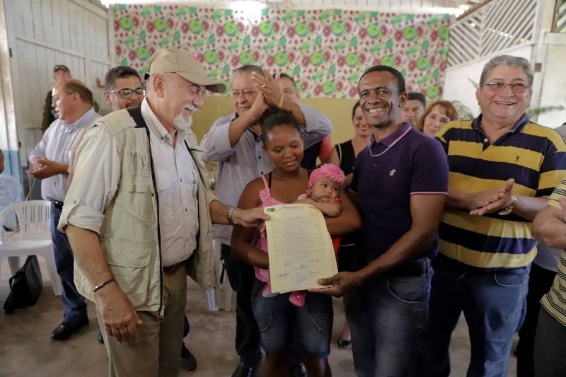O título coletivo ratifica que 225 mil hectares de terra pertencem às 145 famílias remanescentes de quilombos que vivem em Cachoeira Porteira. A titulação ocorreu pela desafetação de parte das florestas estaduais (flotas) de Trombetas e Faro, aprovada pela Assembleia Legislativa do Pará e decretada pelo governador Simão Jatene.
FOTO: MÁRCIO NAGANO / SECOM
DATA: 03.03.2018
ORIXIMINÁ - PARÁ <div class='credito_fotos'>Foto: MÁRCIO NAGANO / SECOM | <a href='/midias/2018/originais/292b4437-33d7-4043-87ec-1ae2b439b468.jpg' download><i class='fa-solid fa-download'></i> Download</a></div>