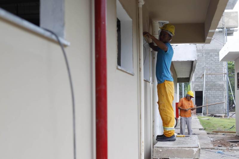 As obras da nova unidade prisional de Abaetetuba (foto) já estão em fase de conclusão. A nova casa penal terá capacidade para 306 internos e teve um custo de mais de R$ 10 milhões de reais. Os recursos contam com investimentos do Governo do Estado e também contrapartida do Fundo Penitenciário Nacional (Funpen), por meio do Ministério da Justiça. A nova unidade prisional contará com dois blocos carcerários, contendo 20 celas coletivas cada, sendo duas direcionadas à Pessoa com Deficiência (PCD). Terá ainda oito celas de isolamento, oito salas de visita íntima, consultório médico e odontológico, ambulatório, atendimento psicossocial, sala para tratamento penal, com apoio para advogados, Defensoria Pública e parlatório e contará também com três salas de aula, biblioteca e uma sala de informática.

FOTO: AKIRA ONUMA / ASCOM SUSIPE
DATA: 07.12.2018
ABAETETUBA - PARÁ <div class='credito_fotos'>Foto: Akira Onuma / Ascom Susipe   |   <a href='/midias/2018/originais/292cdb98-97b0-415c-a1bc-b2884da59d0f.jpg' download><i class='fa-solid fa-download'></i> Download</a></div>