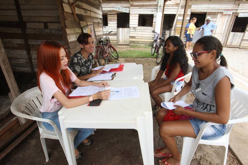 A tarde desta quarta-feira (02), foi de alegria para vinte famílias do Projeto Taboquinha, em Icoaraci, que ganharam uma nova habitação, com sala, cozinha, banheiro, dois quartos e área externa. Elas receberam as chaves de seus apartamentos das mãos da presidente da COHAB, Lene Farinha, de diretores da Companhia de Habitação e do deputado federal Arnaldo Jordy. Segundo a presidente da COHAB, Lene Farinha, o projeto Taboquinha "sempre foi dinâmico e já conseguimos avançar muito aqui. Falta entregar cerca de quarenta e quatro unidades habitacionais e fazer a revitalização dos canais, para assim concluirmos as obras", declarou. Ela solicitou que os novos moradores zelem pelas unidades e conservem as áreas livres. Ela também anunciou que está sendo preparada uma área ao lado da ponte do Cruzeiro destinada a um projeto voltado exclusivamente para os pescadores.
FOTO: CARLOS SODRÉ / AG. PARÁ
DATA: 02.05.2018
BELÉM - PARÁ <div class='credito_fotos'>Foto: Carlos Sodré/Agência Pará | <a href='/midias/2018/originais/292fcafe-b490-413c-9781-0abfa06c4c82.jpg' download><i class='fa-solid fa-download'></i> Download</a></div>