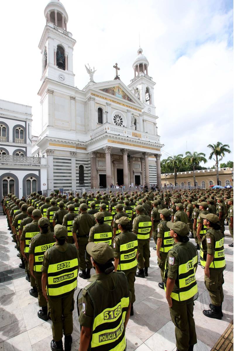 Cerca de 2 mil alunos do curso de formação de praças da Polícia Militar cumprem neste sábado (12) uma etapa importante da preparação: eles saem pela primeira vez às ruas, no estágio supervisionado, para vivenciar situações reais da carreira e, ao mesmo tempo, reforçar o policiamento ostensivo. Em Belém, cerca de 500 homens e mulheres se concentraram na Praça Santuário, em frente à Basílica de Nazaré, e saíram, em seguida, para diversos pontos da capital. A ação faz parte do pacote de medidas de combate à criminalidade e reforço da segurança pública anunciado pelo Governo do Estado.
FOTO: SIDNEY OLIVEIRA / AG. PARÁ
DATA: 12.05.2018
BELÉM - PARÁ <div class='credito_fotos'>Foto: Sidney Oliveira/Ag. Pará | <a href='/midias/2018/originais/293224a7-31ec-46e4-ab1c-cd1276215ace.jpg' download><i class='fa-solid fa-download'></i> Download</a></div>