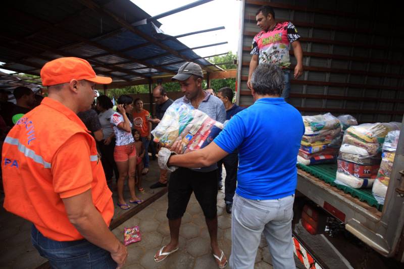 A entrega de mais de 200 cestas básicas às famílias atingidas pelas cheias dos rios Tocantins e Itacaiúnas, em Marabá, no sudeste do Pará, foi a principal ação, neste sábado (17), da força-tarefa montada para prestar atendimento aos desabrigados na região.
FOTO: MÁCIO FERREIRA / AG. PARÁ
DATA: 17.02.2018
MARABÁ - PARÁ <div class='credito_fotos'>Foto: MÁCIO FERREIRA/ AG. PARÁ | <a href='/midias/2018/originais/29359fa7-eb1c-4ea5-ae43-8207ccd9963e.jpg' download><i class='fa-solid fa-download'></i> Download</a></div>