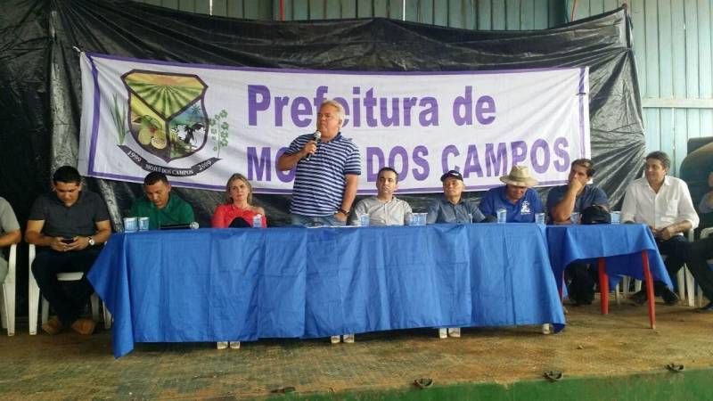 Produtores rurais dos municípios de Santarém, Mojuí dos Campos e Belterra participaram, nesta sexta-feira (6), na Fazenda São Jorge, Ramal de Água Fria, no município de Mojuí dos Campos, da abertura da colheita de soja e do início do plantio de milho Safrinha do Baixo Amazonas (foto). Realizado pelo Sindicato Rural de Santarém (Sirsan), Prefeitura de Mojuí dos Campos, Belterra e Santarém, órgãos ligados à produção rural do Governo do Estado, além da iniciativa privada e insituições de fomento ao crédito, o evento destaca o trabalho dos agricultores na produção de grãos. A previsão da safra para 2018, segundo o Sirsan, é de 50 a 60 sacas de soja por hectare. Segundo o vice-presidente da entidade, Eduardo Delgado, nada mais justo que coroar todo um trabalho. “O agricultor passa o ano todo preparando a terra e hoje estamos aqui pra comemorar o início da colheita, e já iniciando um novo desafio para o restante da temporada que é o plantio do milho safrinha, atividade contínua da agricultura", diz.
FOTO: SAMUEL ALVARENGA / SECOM
DATA: 06.04.2018
SANTARÉM - PARÁ <div class='credito_fotos'>Foto: Samuel Alvarenga / Secom | <a href='/midias/2018/originais/294e2a58-7260-4bc6-bd56-29a394b55264.jpg' download><i class='fa-solid fa-download'></i> Download</a></div>