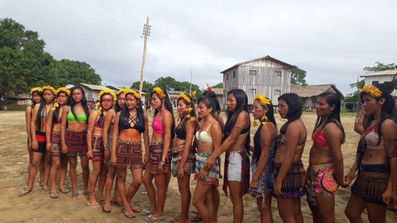 Indígenas da etnia Wai Wai (foto) começaram nesta sexta-feira (07) uma exposição de produtos típicos do artesanato local. Os produtos estão sendo expostos no Rio Tapajós Shopping, localizado na Rodovia Fernando Guilhon (PA-453), em Santarém. A exposição conta com apoio logístico do Centro de Governo do Baixo Amazonas. Os Wai Wai habitam a terra indígena Trombetas-Mapuera, localizada no município de Oriximiná, na margem esquerda do rio Amazonas, no oeste paraense. Historicamente é um povo com atividades alternadas entre a época seca e a época chuvosa, com práticas de auto sustentável na agricultura, caça, pesca e coleta de produtos florestais, dentre estes a Castanha do Pará e a semente de Morototó (Didymopanax morototoni), principais matérias primas que servem para a fabricação de produtos do artesanato.

FOTO: SAMUEL ALVARENGA / ASCOM CRGBA
DATA: 07.12.2018
SANTARÉM - PARÁ <div class='credito_fotos'>Foto: SAMUEL ALVARENGA / ASCOM CRGBA   |   <a href='/midias/2018/originais/2953d3e2-6ed9-40a9-9bb6-625f1b5646a3.jpg' download><i class='fa-solid fa-download'></i> Download</a></div>