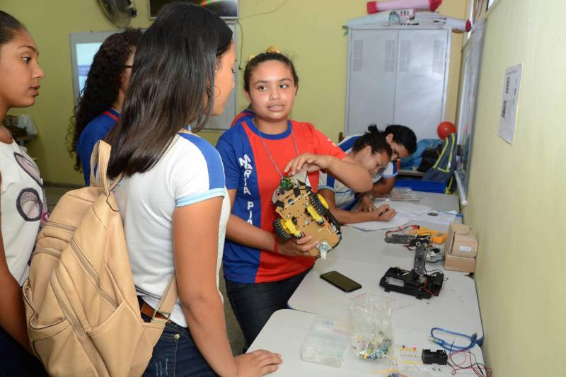 A Secretaria de Estado de Educação (Seduc), por meio do Núcleo de Tecnologia Educacional de Castanhal (NTE) e da Unidade Regional de Educação (URE 8), promoveu nesta terça-feira (13) a 1ª Mostra de Robótica e Objetos Digitais de Aprendizagem, na Escola Estadual Padre Salvador Traccaiolli, no município de Castanhal.
FOTO: FERNANDO NOBRE / ASCOM SEDUC
DATA: 13.11.2018
CASTANHAL - PARÁ <div class='credito_fotos'>Foto: FERNANDO NOBRE/ASCOM SEDUC | <a href='/midias/2018/originais/29590697-ad18-44bc-9868-fd9cf755dffe.jpg' download><i class='fa-solid fa-download'></i> Download</a></div>