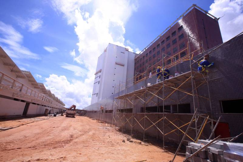 Construção do novo hospital Doutor Abelardo Santos, empreendimento do Governo do Estado sob a coordenação da Secretaria de Estado de Desenvolvimento Urbano e Obras Públicas (Sedop). A obra avançou e está com 70% de serviços executados, sendo que 500 homens trabalham distribuídos em turnos de segunda a sábado, de 7h às 22 horas.
FOTO: RODOLFO OLIVEIRA / AG. PARÁ
DATA: 11.04.2018
BELÉM - PARÁ <div class='credito_fotos'>Foto: Rodolfo Oliveira/Ag. Pará | <a href='/midias/2018/originais/2965fe23-99a6-492b-b94e-20740564b381.jpg' download><i class='fa-solid fa-download'></i> Download</a></div>