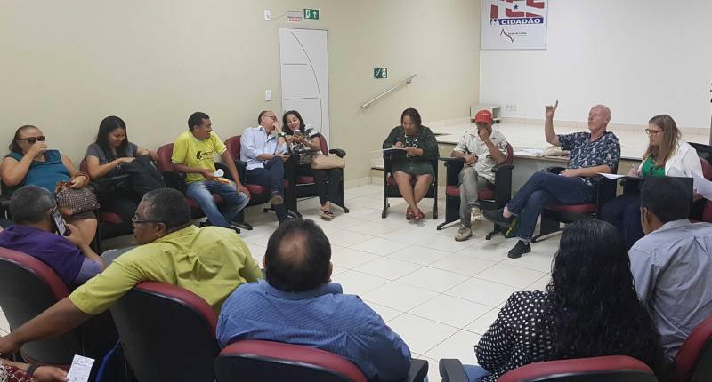 Após a instalação dos Fóruns Municipais de Socioeconomia, os consultores do Programa de Desenvolvimento das Nações Unidas (Pnud/ONU) Oscar Marmolejo e Vanessa Gonçalves, e os coordenadores do Centro Regional de Governo do Sudeste do Pará, Márcio Holanda, Benjamin Tasca e Caetano Reis, se reuniram com representantes de entidades da sociedade civil de Marabá, nesta segunda-feira, 5, no auditório do Tribunal de Contas do Estado, na Nova Marabá. O encontro (foto) definiu as primeiras câmaras temáticas de discussão de políticas públicas prioritárias, dentro do previsto no regimento dos fóruns feitos a partir da Lei Nº 8.602, de 11 de janeiro de 2018, que institui a Política Estadual de Socioeconomia, baseada num conjunto de instrumentos que tem como finalidade estabelecer estratégias e fomentar o desenvolvimento socioeconômico do Estado, por intermédio de programas e projetos que atendam as peculiaridades regionais.
FOTO: KÉLIA SANTOS / ASCOM CRGSP
DATA: 05.11.2018
MARABÁ - PARÁ <div class='credito_fotos'>Foto: KÉLIA SANTOS / ASCOM CRGSP | <a href='/midias/2018/originais/2969bfc4-9022-4486-b865-8eeb5fb7b0d5.jpg' download><i class='fa-solid fa-download'></i> Download</a></div>