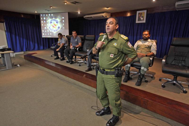 Foi iniciada, ainda na noite da segunda-feira (9), uma operação de reforço policial nas ruas da capital paraense e dos demais municípios da Região Metropolitana de Belém (RMB). O maior efetivo nas ruas foi colocado logo após as mortes registradas ao longo daquele dia. As investigações iniciaram e as vítimas já foram identificadas. Além disso, uma sala de situação foi implantada no Centro Integrado de Operações (Ciop) para traçar e definir metas para as operações, comandada pela Secretaria de Estado de Segurança Pública e Defesa Social (Segup). Essas informações foram divulgadas na terça-feira (10) em coletiva de imprensa, na sede da Delegacia Geral da Polícia Civil, em Belém. Entre as 13 mortes registrados na segunda-feira está a do policial militar Joaquim Nunes Silva. Os outros 12 eram civis e apenas um ainda não foi identificado ainda. E 9 dos 12 civis têm passagem pela polícia. Na foto, o coronel Hilton Benigno, comandante da Polícia Militar (PM).
FOTO: SIDNEY OLIVEIRA / AG. PARÁ
DATA: 10.04.2018
BELÉM - PARÁ <div class='credito_fotos'>Foto: Sidney Oliveira/Ag. Pará | <a href='/midias/2018/originais/2972f048-0e6b-4c1d-a8e1-02bd8e036871.jpg' download><i class='fa-solid fa-download'></i> Download</a></div>