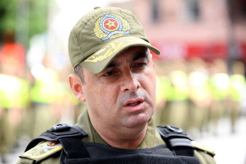 Cerca de 2 mil alunos do curso de formação de praças da Polícia Militar cumprem neste sábado (12) uma etapa importante da preparação: eles saem pela primeira vez às ruas, no estágio supervisionado, para vivenciar situações reais da carreira e, ao mesmo tempo, reforçar o policiamento ostensivo. Em Belém, cerca de 500 homens e mulheres se concentraram na Praça Santuário, em frente à Basílica de Nazaré, e saíram, em seguida, para diversos pontos da capital. A ação faz parte do pacote de medidas de combate à criminalidade e reforço da segurança pública anunciado pelo Governo do Estado. Na foto, o coronel Hilton Benigno, comandante geral da Polícia Militar do Pará, comentou sobre a importância para os novos PMs do início de suas atividades nas ruas.
FOTO: SIDNEY OLIVEIRA / AG. PARÁ
DATA: 12.05.2018
BELÉM - PARÁ <div class='credito_fotos'>Foto: Sidney Oliveira/Ag. Pará | <a href='/midias/2018/originais/29746968-e8b4-46ea-a7cf-928bed0f6354.jpg' download><i class='fa-solid fa-download'></i> Download</a></div>