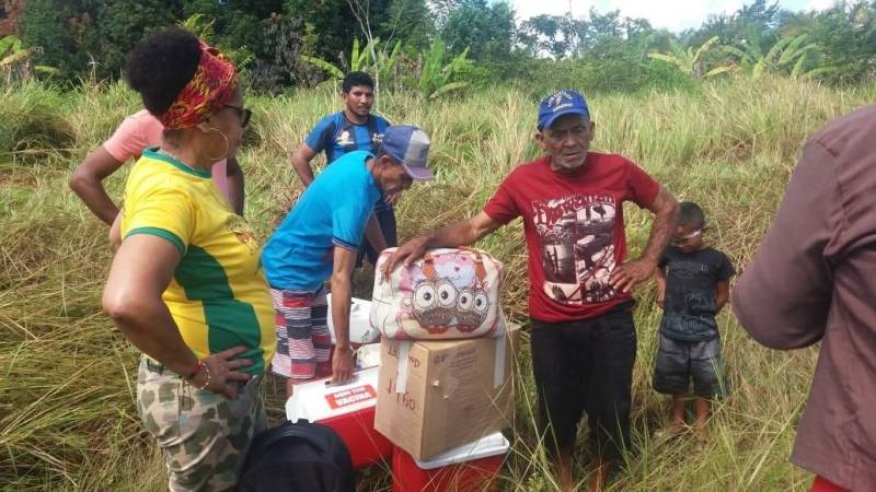 Encerra-se, nesta sexta-feira (06), em Altamira (foto), a Missão Gota, que teve a finalidade de contribuir para o aumento da cobertura vacinal em localidades rurais e ribeirinhas de difícil acesso no município de Altamira, no sudoeste do Pará, levando todos os tipos de vacinas para crianças, adultos e idosos. A Missão começou no dia 7 de junho e é realizada pelo Ministério da Saúde em parceria com o Ministério da Aeronáutica, Secretaria de Estado de Saúde Pública (Sespa) e Secretaria Municipal de Saúde de Altamira. O trabalho contou com a participação de dois profissionais da Coordenação Estadual de Imunização, dois do 10º Centro Regional de Saúde , quatro da Secretaria Municipal de Saúde de Altamira e cinco tripulantes da Aeronáutica.
FOTO: ASCOM / SESPA
DATA: 14.06.2018
ALTAMIRA - PARÁ <div class='credito_fotos'>Foto: ASCOM SESPA | <a href='/midias/2018/originais/2985f92d-e530-4e40-8f71-7ed125e0e6a0.jpg' download><i class='fa-solid fa-download'></i> Download</a></div>