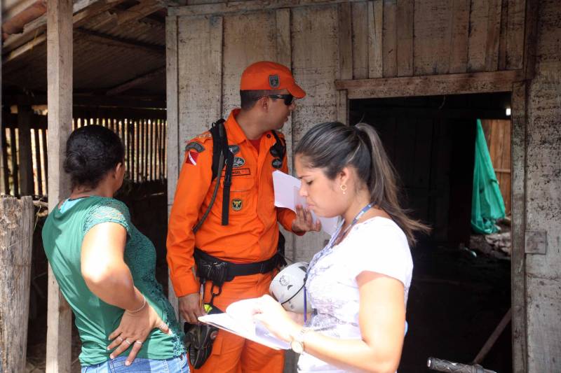 Passados dois dias da enxurrada que destruiu casas e obrigou pessoas a saírem de seus locais de moradia em Paragominas, Governo do Estado e Prefeitura continuam os trabalhos para atender as famílias afetadas, reconstruir o que ficou destruído e restabelecer a situação de normalidade no município. Desde a manhã da última quinta-feira (12), equipes da Defesa Civil intensificam as ações nos bairros atingidos. Na foto, o capitão Rangel Valois.
FOTO: SIDNEY OLIVEIRA / AG. PARÁ
DATA: 14.04.2018
PARAGOMINAS - PARÁ <div class='credito_fotos'>Foto: Sidney Oliveira/Ag. Pará | <a href='/midias/2018/originais/298ebef0-dbc8-4b9a-a786-2728ff69110e.jpg' download><i class='fa-solid fa-download'></i> Download</a></div>