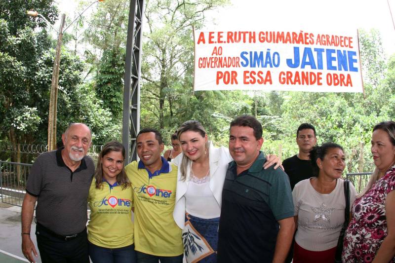 Um painel, no pátio da Escola Estadual de Ensino Médio Ruth Guimarães Ferreira, no distrito de Murinim, em Benevides, mostra 16 alunos da unidade aprovados nos últimos vestibulares. Desses, 12 irão estudar na Universidade Federal do Pará (UFPA). São os primeiros resultados de um processo que começou há nove meses, quando a escola entrou em reforma e ampliação. A nova “Ruth Guimarães Ferreira” foi entregue oficialmente nesta segunda-feira, 26, pelo governador Simão Jatene. Reformada e ampliada, a escola tem agora seis salas de aula; quatro laboratórios (multiuso, multidisciplinar, informática e de leitura); cozinha; refeitório e dispensa; quadra poliesportiva, vestiários feminino e masculino; área de convivência; sala para Atendimento Educacional Especializado (AEE) e acessos para pessoas com deficiência. Espaços de sobra para seus 892 alunos, distribuídos em três turnos do Ensino Médio. A obra custou R$ 2,446 milhões.
FOTO: CRISTINO MARTINS / AG. PARÁ
DATA: 26.03.2018
BENEVIDES - PARÁ <div class='credito_fotos'>Foto: Cristino Martins/Ag. Pará | <a href='/midias/2018/originais/298f262b-82bc-4a0e-a782-1bca491d7e99.jpg' download><i class='fa-solid fa-download'></i> Download</a></div>