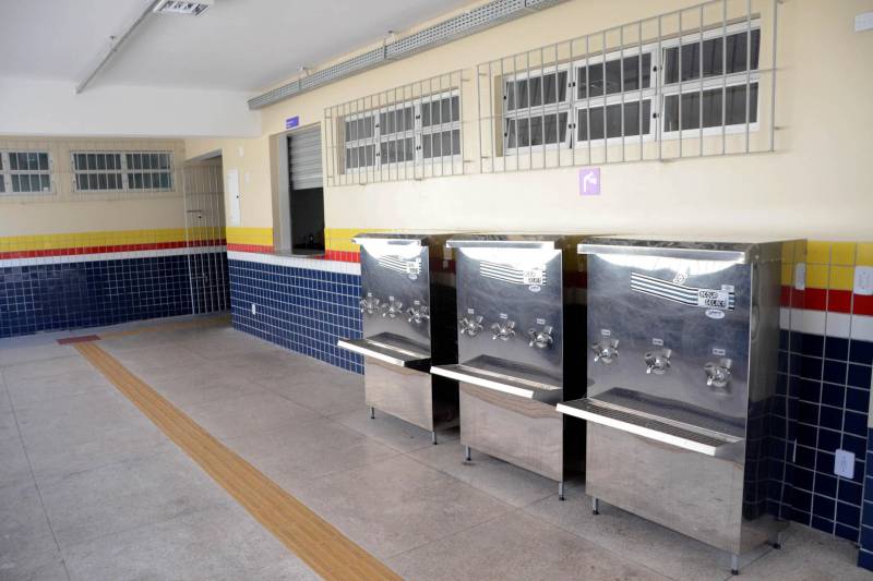 Nesta terça-feira (20), a Seduc-PA realizou visita em duas escolas reformadas, em Belém, que beneficia cerca de 1.030 alunos. A Escola Estadual Pinto Marques (foto), no bairro de Nazaré, e a Escola Estadual Dr. Mário Chermont, no bairro da Cremação.
FOTO: FERNANDO NOBRE / ASCOM SEDUC
DATA: 21.11.2018
BELÉM - PARÁ <div class='credito_fotos'>Foto: FERNANDO NOBRE/ASCOM SEDUC | <a href='/midias/2018/originais/2996154c-1d86-4aa5-9583-a8b46f2058ac.jpg' download><i class='fa-solid fa-download'></i> Download</a></div>