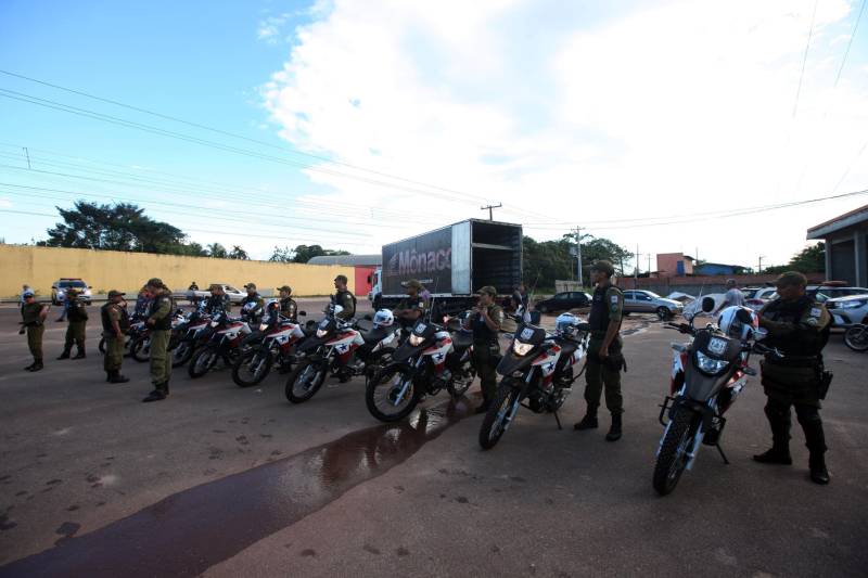 Os batalhões de Policiamento da PM de Barcarena e Abaetetuba (foto), no Baixo Tocantins, receberam na tarde desta quinta-feira (21), 14 viaturas e 20 motocicletas para o reforço da segurança pública nas cidades. Os dois municípios pertencem ao Comando de Policiamento Regional IX, que realiza o policiamento em 10 municípios da região. O CPR IX também está formando 134 novos policias que deverão ser integrados ao policiamento no mês de julho. Participaram da entrega o comandante geral da PM, coronel Hilton Benigno, o presidente da Assembleia Legislativa do Pará (Alepa), deputado estadual Márcio Miranda e os deputados Ana Cunha e Celso Sabino. O coronel Hilton Benigno comentou que toda a frota de veículos da PM foi renovada. “A renovação traz melhores condições de trabalho ao policial”, afirmou.
FOTO: THIAGO GOMES / AG. PARÁ
DATA: 21.06.2018
ABAETETUBA- PARÁ <div class='credito_fotos'>Foto: Thiago Gomes /Ag. Pará | <a href='/midias/2018/originais/299cfc5a-cf68-4352-a47a-97aed18d74c2.jpg' download><i class='fa-solid fa-download'></i> Download</a></div>