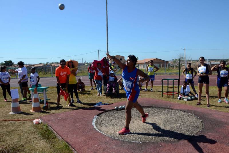 Na disputa houve partidas de goaball, bocha, tênis de mesa atletismo e natação. A promoção do evento é da Secretaria de Educação (Seduc) por meio do seu Núcleo de Esporte e Lazer (NEL). Conceição Felgueiras, coordenadora dos Jogos, fez avaliação positiva do evento, realizado pela primeira vez fora da capital paraense e que mobilizou mais de 270 pessoas diretamente, entre dirigentes, técnicos e acompanhantes dos paratletas. "Todos os paratletas participantes são vencedores. Além da competição, eles tiveram um momento para socializar e confraternizar -pois eram participantes de vários municípios do estado. O evento ainda cumpriu a missão de sensibilizar o poder público local sobre a importância do incentivo ao esporte paralímpico", disse.
FOTO: FERNANDO NOBRE / ASCOM SEDUC
DATA: 29.06.2018
MARABÁ - PARÁ <div class='credito_fotos'>Foto: FERNANDO NOBRE/ASCOM SEDUC | <a href='/midias/2018/originais/299d772f-3c3a-4e62-8761-0a14476ab51c.jpg' download><i class='fa-solid fa-download'></i> Download</a></div>