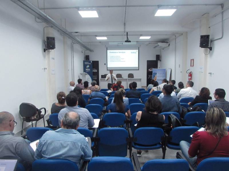O Parque de Ciência e Tecnologia (PCT) Guamá e o Núcleo Operacional Belém do Programa de Qualificação para Exportação, da Agência Brasileira de Promoção de Exportações e Investimentos (Peiex/Apex-Brasil), realizaram na última quinta-feira (12) a oficina “Inovação e Desenvolvimento de Produtos para o Comércio Exterior”. Participaram cerca de 50 empresas, que já iniciaram suas atividades no comércio exterior ou integram o Programa de Qualificação para Exportação (Peiex). A oficina foi conduzida por Roberto Lang, consultor com experiência em Gestão e Marketing para Exportação, que atua no Brasil e no exterior. Durante a oficina, foram apresentados práticas e conhecimentos técnicos para que os participantes desenvolvam estratégias e competências destinadas a aprimorar seus produtos e empresas, tornando-os mais competitivos para o comércio exterior.
FOTO: ASCOM / SECTET
DATA: 13.04.2018
BELÉM - PÁRÁ <div class='credito_fotos'>Foto: Ascom Sectet | <a href='/midias/2018/originais/29a410d3-f7e4-4517-843f-a2cad269ea7f.jpg' download><i class='fa-solid fa-download'></i> Download</a></div>