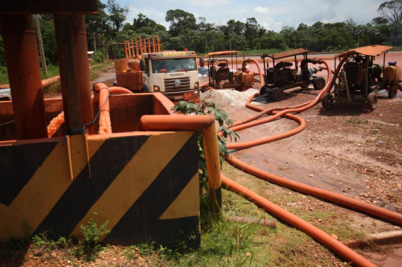 Por conta do não cumprimento do prazo de 48 horas dado pelo Governo do Estado para que a Hydro (foto) reduzisse os níveis das bacias de resíduos ao nível de pelo menos um metro, a Secretaria de Meio Ambiente e Sustentabilidade (Semas) notifica a empresa, na manhã desta terça-feira (27), com a determinação de que reduza a produção da refinaria em 50%. A Semas também triplicará a multa definida anteriormente, cumprindo a legislação ambiental em vigor, chegando a cerca de R$ 1 milhão por dia de descumprimento (300 mil Unidades de Padrão Fiscal). A empresa informou formalmente que reduziu os índices, mas não integralmente no total determinado de um metro. A determinação de redução emitida pela Semas reforça ainda que devem ser mantidos e ampliados os esforços para tratamento dos efluentes e de redução dos níveis das bacias. As equipes da Semas permanecem em campo 24 horas, trabalhando em conjunto com a Defesa Civil e outros órgãos, monitorando a situação.
FOTO: IGOR BRANDÃO / AG. PARÁ
DATA: 24.02.2018
BARCARENA - PARÁ <div class='credito_fotos'>Foto: IGOR BRANDÃO / AG. PARÁ | <a href='/midias/2018/originais/29a7e785-3afd-45ea-98c0-7da3062be4f0.jpg' download><i class='fa-solid fa-download'></i> Download</a></div>