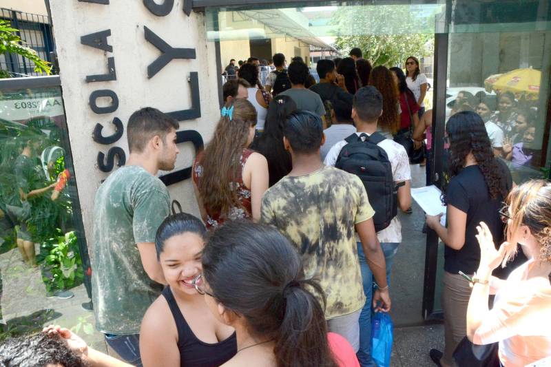Neste domingo dia 4 de novembro, mais de 280 mil inscritos no Exame Nacional do Ensino Médio (Enem), somente no Pará. Na foto, prova na Escola Ulysses Guimarães, no centro de Belém.
FOTO: FERNANDO NOBRE / ASCOM SEDUC
DATA: 04.11.2018
BELÉM - PARÁ <div class='credito_fotos'>Foto: FERNANDO NOBRE/ASCOM SEDUC | <a href='/midias/2018/originais/29ac9781-1422-45bb-99de-60193e8862d3.jpg' download><i class='fa-solid fa-download'></i> Download</a></div>