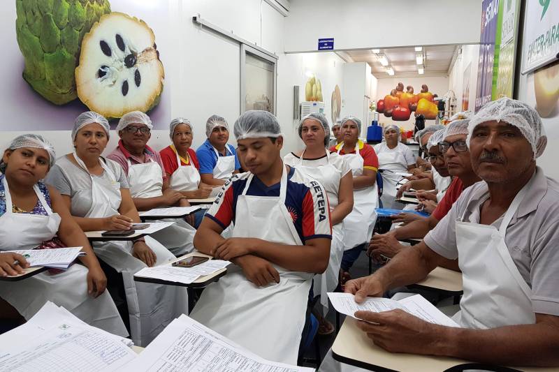 Por meio do projeto Frutificando Saberes e Sabores no Campo, a Empresa de Assistência Técnica e Extensão Rural do Estado do Pará (Emater) capacitará, a partir do próximo dia 5 de março, mais 126 agricultores familiares e pessoas envolvidas nas cadeias produtivas, desta vez de Irituia, no nordeste do estado.
FOTO: ASCOM EMATER
DATA: 26.02.2018
IRITUIA - PARÁ <div class='credito_fotos'>Foto: ASCOM EMATER | <a href='/midias/2018/originais/29b8c8f8-b753-46a8-8e03-2347e69d4282.jpg' download><i class='fa-solid fa-download'></i> Download</a></div>