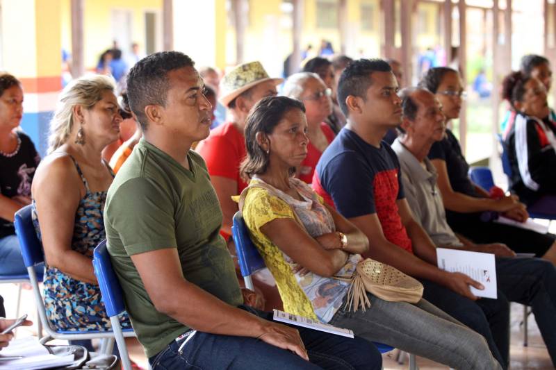 Na manhã desta quarta-feira (21), a ilha de Cotijuba recebeu a primeira edição do Projeto Família e Cidadania de 2018. O evento está sendo realizado na Escola Estadual de Ensino Fundamental e Médio Professora Marta da Conceição até a próxima sexta-feira (23). Durante a manhã mais de 40 pessoas estiveram presentes na abertura do evento, mas a expectativa é que esse número aumente, já que o projeto continua nos próximos dias, sempre com início às 8h.
FOTO: SIDNEY OLIVEIRA / AG. PARÁ
DATA: 21.02.2018
COTIJUBA - PARÁ <div class='credito_fotos'>Foto: Sidney Oliveira/Ag. Pará | <a href='/midias/2018/originais/29c149c6-b4f1-4395-966f-efb2ef472ced.jpg' download><i class='fa-solid fa-download'></i> Download</a></div>