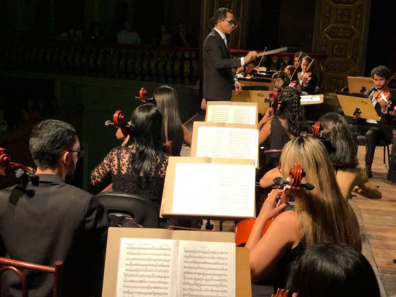 Com o Theatro da Paz lotado, a Fundação Carlos Gomes (FCG) realizou, na noite de sexta-feira (4), o Concerto de Encerramento do Projeto Orquestra 2018 (foto), que contou com apresentações da Orquestra Infanto-Juvenil e Orquestra Acadêmica. O concerto começou com a apresentação da Orquestra Infanto-Juvenil. Os 35 integrantes apresentaram obras dos compositores Ernst Mahle e Guerra-Peixe. Quem conduziu a orquestra foi o aluno de regência do Bacharelado em Música do Instituto Estadual Carlos Gomes (IECG), Cleyson Ataíde.
FOTO: WALDA MARQUES
DATA: 04.05.2018
BELÉM - PARÁ <div class='credito_fotos'>Foto: Walda Marques | <a href='/midias/2018/originais/29c7d668-9143-446d-b3f7-a9da1f47d132.jpg' download><i class='fa-solid fa-download'></i> Download</a></div>