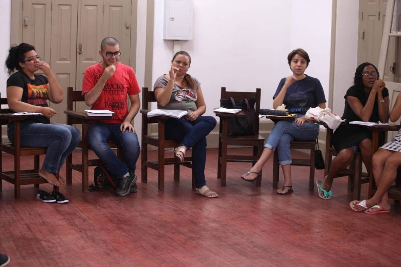 Para quem tem interesse em aprender a Língua Brasileira de Sinais, mas não deseja fazer um curso universitário, o Estado oferece outra opção. A Casa da Linguagem, localizada no bairro de Nazaré, oferta todos os meses cursos para quem quer se comunicar por meio de Libras.
FOTO: RODOLFO OLIVEIRA / AG. PARÁ
DATA: 02.04.2018
BELÉM - PARÁ <div class='credito_fotos'>Foto: Rodolfo Oliveira/Ag. Pará | <a href='/midias/2018/originais/29cd8edb-43ff-475f-8c70-8edd91f3a88a.jpg' download><i class='fa-solid fa-download'></i> Download</a></div>
