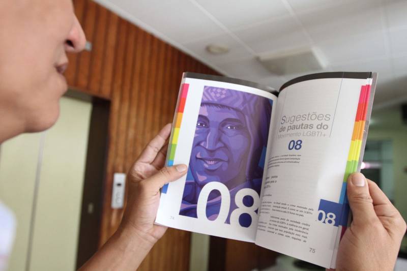 Defensoria Pública do Pará, Secretaria de Estado de Direitos Humanos e Justiça (Sejudh), Secretaria de Estado de Comunicação (Secom) e o Grupo Homossexual do Pará (GHP) realizaram, nesta terça-feira (3), a oficina "Diversidade e Mídia" para profissionais e estudantes de Comunicação”. O evento, que foi gratuito, teve como principal objetivo, contribuir para a diminuição de preconceitos e estigmas por quais passam os LGBTI+, colaborando para um melhor entendimento de termos e conceitos utilizados por esta população. A oficina contou com a participação de Symmy Larrat, paraense e liderança nacional do movimento LGBTI+ e que foi a primeira travesti a ocupar a função de coordenadora geral de Promoção dos Direitos LGBT (Lésbicas, Gays, Bissexuais, Travestis e Transexuais), da Secretaria de Direitos Humanos da Presidência da República. Para Larrat, os meios de comunicação são um importante canal quando bem utilizados para o enfrentamento da “narrativa de ódio” que coloca a existência LGBTI+ como pecado ou vergonha, com discursos que aumentam a exclusão desta população. Na foto, o Manual de Comunicação LGBT+.
FOTO: CRISTINO MARTINS / AG. PARÁ
DATA: 03.07.2018
BELÉM - PARÁ <div class='credito_fotos'>Foto: Cristino Martins/Ag. Pará | <a href='/midias/2018/originais/29ced73f-0fcc-4000-bf4f-fd0ddc1445a2.jpg' download><i class='fa-solid fa-download'></i> Download</a></div>