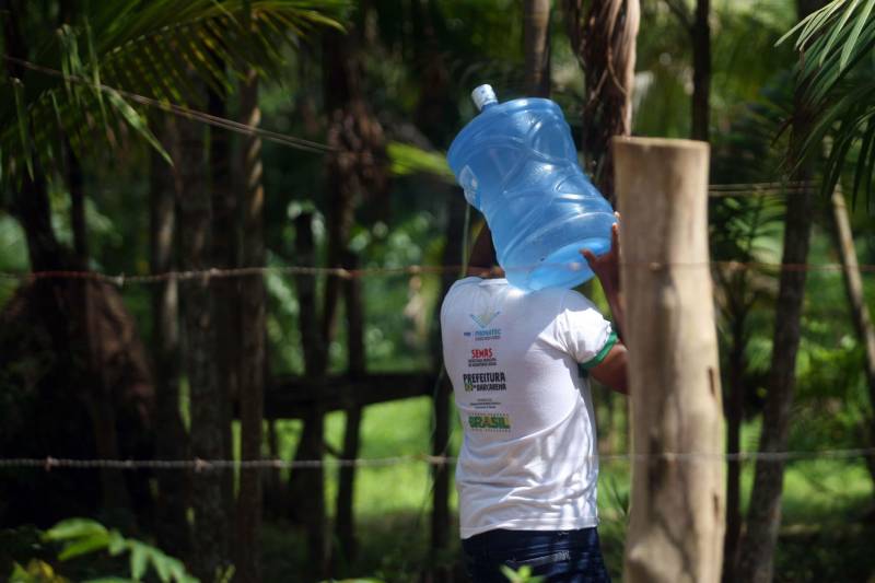Iniciou neste sábado, 24, o prazo que o Governo do Estado deu para que a empresa de alumínio Hydro Alunorte adote procedimentos e mecanismos seguros ambientalmente, a fim de que as bacias de resíduos da empresa baixem os níveis em pelo menos um metro – o que é definido tecnicamente como padrão de segurança com comprovação permanente da redução e manutenção dos níveis. Uma equipe de fiscalização da Secretaria de Estado de Meio Ambiente e Sustentabilidade (Semas) está no município para fazer o monitoramento dos níveis das bacias do sistema de tratamento dos rejeitos da Bauxita. "Vamos montar equipes para, de duas em duas horas, avaliar o nível das bacias. Em caso de chuva o monitoramento será feito de uma em uma hora", explicou Rejiane Santos, geóloga da Diretoria de Licenciamento Ambiental da Semas.
FOTO: IGOR BRANDÃO / AG PARÁ
DATA: 24.02.2018
BELÉM - PARÁ <div class='credito_fotos'>Foto: IGOR BRANDÃO / AG. PARÁ | <a href='/midias/2018/originais/29d2445f-6afa-49d5-af3b-b279787116d4.jpg' download><i class='fa-solid fa-download'></i> Download</a></div>