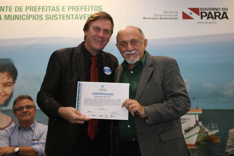 Cento e quarenta e um gestores municipais que aderiram ao Programa Municípios Sustentáveis participam da terceira reunião do Fórum Permanente de Prefeitas e Prefeitos dos Municípios Sustentáveis. O evento começou na manhã desta quarta-feira (7), no auditório do Hangar Convenções e Feiras da Amazônia. A programação segue até esta quinta-feira (8). Com o tema “Gestão Compartilhada”, o evento traz as experiências e os desdobramentos das agendas governamentais que foram planejadas em parceria com as gestões municipais. Durante o encontro também está sendo apresentado o balanço das ações e resultados do Programa Municípios Sustentáveis (PMS), da Secretaria Extraordinária de Municípios Sustentáveis (Semsu), que propõe a sustentabilidade dos municípios em âmbito global, a gestão e ajuste fiscal, até as grandes obras de infraestrutura. Os projetos respeitam a realidade e peculiaridades de cada território, com ações ancoradas nos planos governamentais Pará 2030, Pará Ambiental e Pará Social. Na foto, o prefeito de Brasil Novo, Alexandre Lunelli (PT).

FOTO: SIDNEY OLIVEIRA / AG PARÁ
DATA: 07.02.2018
BELÉM - PARÁ <div class='credito_fotos'>Foto: Sidney Oliveira/Ag. Pará   |   <a href='/midias/2018/originais/29d3f37f-7df4-4773-8ae3-160e71797531.jpg' download><i class='fa-solid fa-download'></i> Download</a></div>