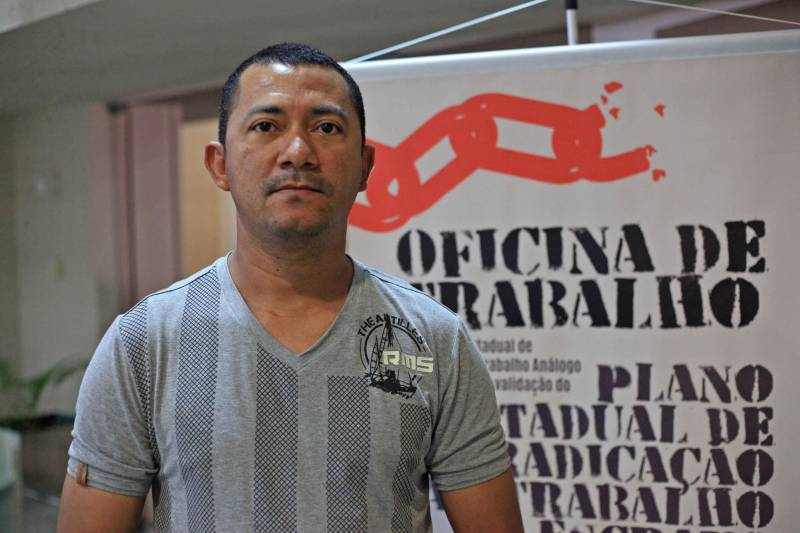 A Oficina de Trabalho da Comissão Estadual de Erradicação ao Trabalho Escravo (Coetrae), da Secretaria de Estado de Justiça e Direitos Humanos (Sejudh) começou na manhã desta quarta-feira, 25, no Auditório Aluysio Chaves, no Tribunal Regional do Trabalho da 8° Região, em Belém. O evento, que tem como principal objetivo a validação do Plano Estadual para a Erradicação do Trabalho Escravo do Pará (Peete/PA), segue até esta quinta-feira, 26, com a participação de diversas instituições governamentais e não governamentais que compõe a Coetrae, além de representações da sociedade civil de diversos municípios do Estado. Na foto, o representante da sociedade civil, Jersulino Barros.
FOTO: WAGNER ALMEIDA / ASCOM SEJUDH
DATA: 25.04.2018
BELÉM - PARÁ <div class='credito_fotos'>Foto: Wagner Almeida/ Ascom Sejudh | <a href='/midias/2018/originais/29e505c6-6818-4929-9110-2831b82ccd1d.jpg' download><i class='fa-solid fa-download'></i> Download</a></div>