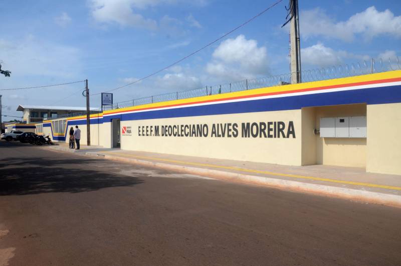 O ano letivo de 2019 no município de Conceição da Araguaia, no sudeste do Pará, vai contar com uma escola reestruturada de Ensino Médio. É a “Professora Deocleciano Alves Moreira” (foto), na avenida Carajás Sá, S/N, no bairro São Luís II. A unidade de ensino passou por obras de reforma e ampliação. A secretária de Estado de Educação, Ana Claudia Serruya Hage, participou da entrega dos serviços, nesta quinta-feira (27). A obra na escola teve financiamento do Banco Interamericano de Desenvolvimento (BID), em um investimento de R$ 5.811.204,58. O projeto faz parte do Programa de Melhoria da Qualidade e Expansão da Cobertura da Educação Básica do Estado do Pará, preconizado pela Seduc no Pacto pela Educação.

FOTO: FERNANDO NOBRE / ASCOM SEDUC
DATA: 27.12.2018
CONCEIÇÃO DO ARAGUAIA - PARÁ <div class='credito_fotos'>Foto: FERNANDO NOBRE/ASCOM SEDUC   |   <a href='/midias/2018/originais/29e52dc0-a483-4c98-95df-23c2feee77e6.jpg' download><i class='fa-solid fa-download'></i> Download</a></div>