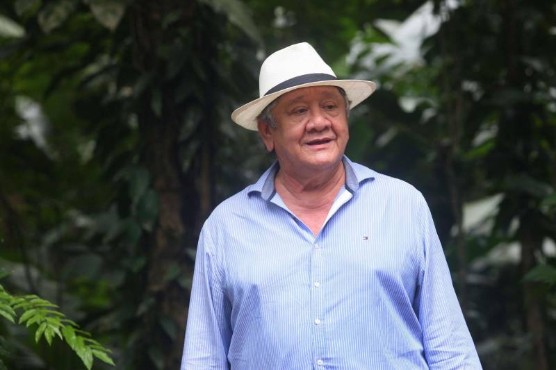 A floresta amazônica abriga aproximadamente 30 milhões espécies de vegetais, dentre esses as de maior destaque são a castanheira, a seringueira, o cacaueiro e um dos símbolos da Amazônia, a vitória-régia. No Parque Estadual do Utinga (Peut) -reaberto ao público pelo governo do Estado nos próximos dias 16 e 17 de março – em uma área de 1.393,088 hectares, é possível encontrar representantes dessas mesmas espécies. Criado para proporcionar um espaço de lazer à comunidade, o Peut é um verdadeiro laboratório desta biodiversidade. Na foto, o engenheiro florestal e diretor de Gestão da Biodiversidade do Ideflor-Bio, Crisomar Lobato.
FOTO: IGOR BRANDÃO / AG PARÁ
DATA: 13.03.2018
BELÉM - PARÁ <div class='credito_fotos'>Foto: IGOR BRANDÃO / AG. PARÁ | <a href='/midias/2018/originais/29f2744b-19f6-4a88-98dc-aeb1073c95d7.jpg' download><i class='fa-solid fa-download'></i> Download</a></div>