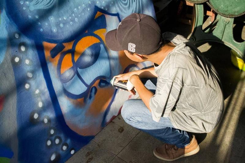 A partir desta segunda-feira, 16, estão abertas as inscrições para as oficinas de arte e ofício do Curro Velho e Casa da Linguagem, que serão realizadas em maio. O período das aulas é de 2 a 22 de maio, no horário da manhã e tarde. Confira os cursos aqui. Os alunos da rede pública de ensino não pagam a taxa de inscrição, porém devem apresentar a declaração da Escola onde estão matriculados. Os demais pagam uma taxa única de 20 reais. As oficinas são voltadas para as mais diversas linguagens artísticas: gravura, desenho, dança, serigrafia, violão, fotografia, entre outras. Na Casa da Linguagem o público pode se inscrever em oficinas de redação, abordagem textual para o Enem, libras, leitura e interpretação de texto. São mais de 100 opções de cursos.
FOTO: ASCOM / FCP
DATA: 16.04.2018
BELÉM - PARÁ <div class='credito_fotos'>Foto: ASCOM FCP | <a href='/midias/2018/originais/29f5ae7d-c45c-46ba-940a-ea8940008a45.jpg' download><i class='fa-solid fa-download'></i> Download</a></div>