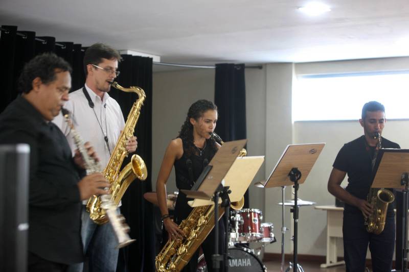 Durante o recital de boas vindas da Escola de Música da Universidade Federal do Pará, ela chamava atenção pela desenvoltura. Pequena e de aparência frágil, Raíza Rocha, 23 anos (foto), surpreendeu ao escolher o saxofone mais pesado e complexo de tocar. O teste para a orquestra da UFPA foi só mais um desafio, entre os muitos que a jovem moradora da ilha de Mosqueiro, de onde vem de segunda a sábado para cursar as aulas de música, tem que enfrentar diariamente.
FOTO: IGOR BRANDÃO / AG. PARÁ
DATA: 14.02.2018
BELÉM - PARÁ <div class='credito_fotos'>Foto: IGOR BRANDÃO / AG. PARÁ | <a href='/midias/2018/originais/29f64e53-1bab-4e83-8e87-16bf4aec6752.jpg' download><i class='fa-solid fa-download'></i> Download</a></div>