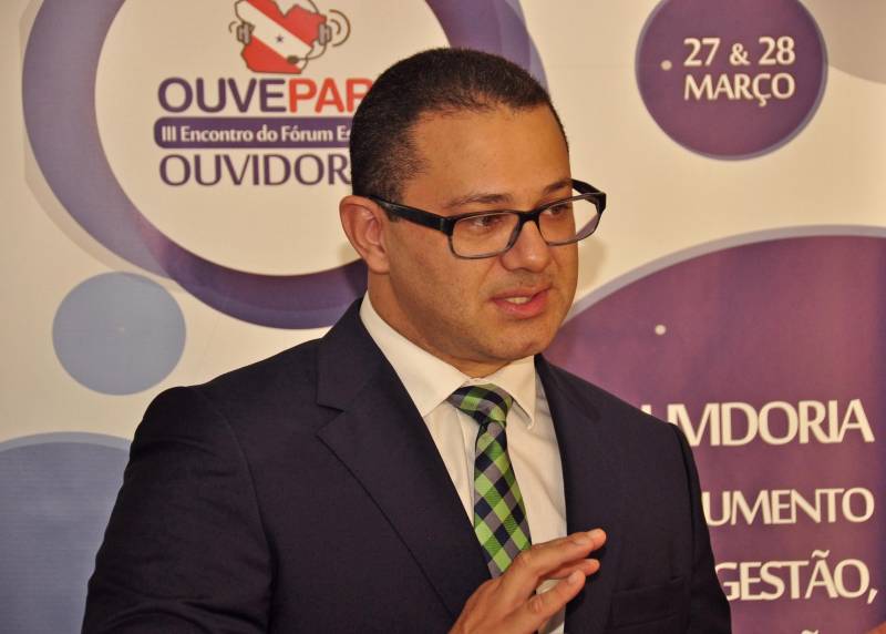 Começou nesta terça-feira (27), no auditório do Tribunal de Contas dos Municípios (TCM), o III Encontro de Ouvidorias Públicas do Pará. O evento, que segue até quarta (28), tem como objetivo ampliar o debate sobre a importância das ouvidorias públicas como canal de participação popular. “A ouvidoria passou a integrar um leque de obrigações normatizadas, a partir da Lei 13.460, e essa discussão está sendo feita no fórum”, disse a coordenadora da Ouvidoria da Secretaria de Estado de Saúde Pública (Sespa) e do Fórum Ouve Pará, Andréa Nunes. Promovido pelo Fórum Estadual de Ouvidorias, o Ouve Pará agrega 47 órgãos públicos do Estado, entre federais, estaduais e municipais. O encontro reúne ouvidores, técnicos das ouvidorias implantadas no Pará, gestores e servidores dos órgãos públicos, políticos e autoridades, membros e representantes de entidades e demais interessados no tema. “Aqui os participantes trocarão experiências a respeito da melhoria dos serviços, sobre a integração entre as ouvidorias e assistência às que estão iniciando”, acrescentou Andréa. Na foto, Leonardo de Almeida Dias, ouvidor geral do SUS, da Secretaria de Gestão Estratégia e Participativa do Ministério da Saúde.
FOTO: JOSÉ PANTOJA / ASCOM SESPA
DATA: 27.03.2018
BELÉM - PARÁ <div class='credito_fotos'>Foto: José Pantoja / Ascom Sespa | <a href='/midias/2018/originais/29ffc076-cab4-4e05-8631-ac9e0f812ac6.jpg' download><i class='fa-solid fa-download'></i> Download</a></div>
