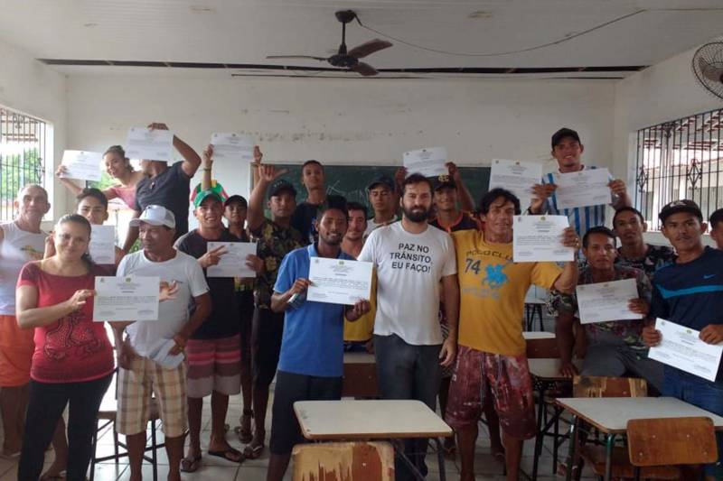 Trinta e dois carroceiros da ilha de Algodoal, no município de Maracanã, nordeste do Pará, participam do Curso de Qualificação para Condutores e Auxiliares de Veículos de Tração Animal, ministrado pela Escola Pública de Trânsito/Coordenadoria de Educação do Detran-Pará. A programação encerra nesta sexta-feira (14) à tarde. Pela segunda vez este ano, a autarquia promoveu a programação específica para o segmento. Em junho, 178 charreteiros foram capacitados. <div class='credito_fotos'>Foto: ASCOM SETRAN   |   <a href='/midias/2018/originais/2_agenciapara_c2bb3b12-5302-490c-9a65-7fa7a8228ee1.jpg' download><i class='fa-solid fa-download'></i> Download</a></div>