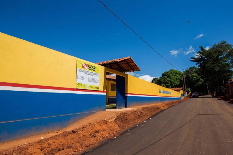 Aos poucos, a paisagem de Serra Pelada – que já foi o maior garimpo a céu aberto do planeta e hoje é distrito de Curionópolis, município do sudeste paraense - começa a se modificar. A poeira intensa, típica de estradas de chão, vai paulatinamente dando lugar à camada de asfalto, que pela primeira vez chega a Curiónópolis, conhecido mundialmente pela corrida do ouro e pelo formigueiro humano nos anos 1980, eternizado pelo olhar do fotógrafo Sebastião Salgado. O ouro não é mais explorado na região, mas Serra Pelada ainda é uma cidade de garimpeiros. São eles que residem e povoam as ruas, que parecem ter parado no tempo. Foram esses trabalhadores que fizeram a localidade crescer, que formaram famílias e criaram filhos nascidos no local, fincando raízes, criando identidade, sonhando com a volta da exploração do ouro, cada vez mais distante. Mas até esse cenário vem se transformando. Na foto, Escola Estadual de Ensino Médio Joaquina Diamantina.

FOTO: ASCOM / PREFEITURA DE CURIONÓPOLIS
DATA: 08.06.2018
CURIONÓPOLIS - PARÁ <div class='credito_fotos'>Foto: ASCOM / PREFEITURA DE CURIONÓPOLIS   |   <a href='/midias/2018/originais/2a00d893-a00d-4e57-8431-c52b146e4965.jpg' download><i class='fa-solid fa-download'></i> Download</a></div>