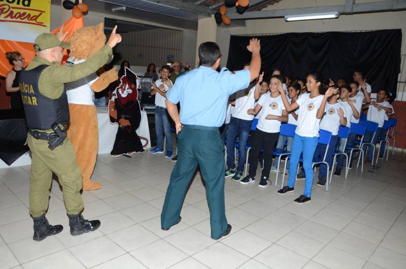 Quarenta e três alunos do 5º ano da Escola Estadual de Ensino Fundamental Prof. Emiliana Sarmento Ferreira, em Belém, participaram da cerimônia de formatura do Programa Educacional de Resistência às Drogas e a Violência (Proerd), realizado pela Secretaria de Estado de Educação (Seduc) em parceria com a Polícia Militar do Estado do Pará.
FOTO: RAI PONTES / ASCOM SEDUC
DATA: 13.11.2018
BELÉM - PARÁ <div class='credito_fotos'>Foto: Rai Pontes/Ascom Seduc | <a href='/midias/2018/originais/2a09f6b0-a784-4e50-9429-c8cacb741ed4.jpg' download><i class='fa-solid fa-download'></i> Download</a></div>