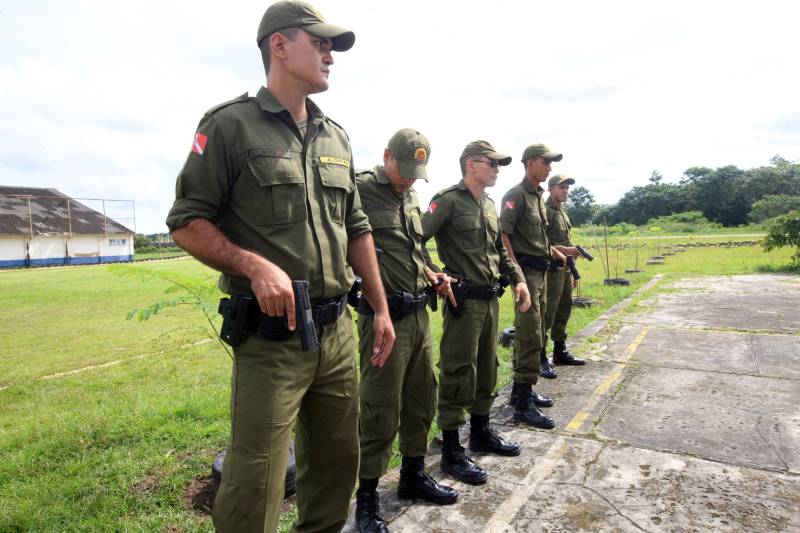 “A sociedade está prestes a receber novos policiais, profissionais prontos e treinados para defender o cidadão. Mesmo ainda não tendo encerrado o curso, já me sinto um PM. A instituição pode ter certeza que estarei sempre de pronto-emprego para atender no que ela precisar de mim”. A fala do aluno do Centro de Formação, dita nesta segunda-feira (7) durante uma aula do Curso de Formação e Aperfeiçoamento de Praças (CFAP) da Polícia Militar do Pará, demonstra o sentimento dos cerca de 2 mil homens e mulheres que estão próximos de encerrar o curso e iniciar seus trabalhos nas ruas. Em Belém, na sede do CFAP, estão em fase de conclusão da formação, cerca de 500 alunos (foto), entre homens e mulheres. Já no interior do Estado, outros 1. 500 passam pelo curso que também acontece nos municípios Conceição do Araguaia, Itaituba, Santarém, Marabá, Parauapebas, Castanhal, Santa Izabel do Pará, Tucuruí, Paragominas, Capanema, Bragança, Altamira, Barcarena, Soure e Breves. A previsão é que no início de agosto deste ano, todos já estejam efetivamente nas ruas. Aprovados no último concurso público da instituição, os futuros policiais estão desde outubro de 2017 participando de um novo modelo formação. De acordo com o major Arthur Silva, sub-comandante do CFAP, a mudança na grade do curso quase dobrou o número de horas aula.
FOTO: RODOLFO OLIVEIRA / AG. PARÁ
DATA: 08.05.2018
BELÉM - PARÁ <div class='credito_fotos'>Foto: Rodolfo Oliveira/Ag. Pará | <a href='/midias/2018/originais/2a136ae8-bb28-40f8-b34a-040d0a1b3313.jpg' download><i class='fa-solid fa-download'></i> Download</a></div>