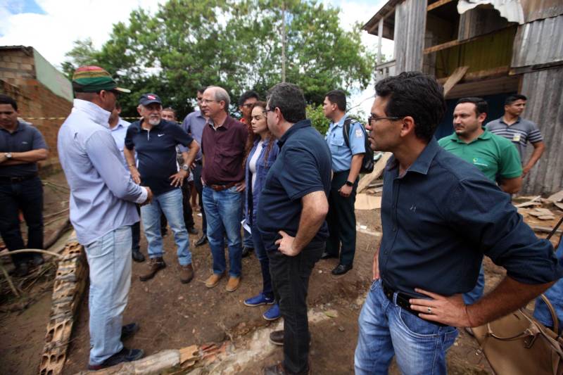 O Governador do Pará, Simão Jatene (foto), esteve durante esta sexta-feira (13) no município de Paragominas. Além de visitar as áreas afetadas pela enxurrada que ocorreu na madrugada da quinta-feira (12), ele conversou com moradores atingidos, reuniu com autoridades municipais, secretários de estado, com o Corpo de Bombeiros e a Defesa Civil para traçar as metas e ações a serem cumpridas para restabelecer a normalidade na cidade. A forte enxurrada, que durou toda a madrugada, alagou cerca de 40% da cidade e atingiu 350 famílias. Até o momento, 13 locais foram adequados para funcionar como abrigo, entre escolas, associações, ginásios, entre outros, para receber desabrigados e desalojados.

FOTO: SIDNEY OLIVEIRA / AG. PARÁ
DATA: 13.04.2018
PARAGOMINAS - PARÁ <div class='credito_fotos'>Foto: Sidney Oliveira/Ag. Pará   |   <a href='/midias/2018/originais/2a1caee7-3bed-4b36-96c3-ab1d99d35400.jpg' download><i class='fa-solid fa-download'></i> Download</a></div>