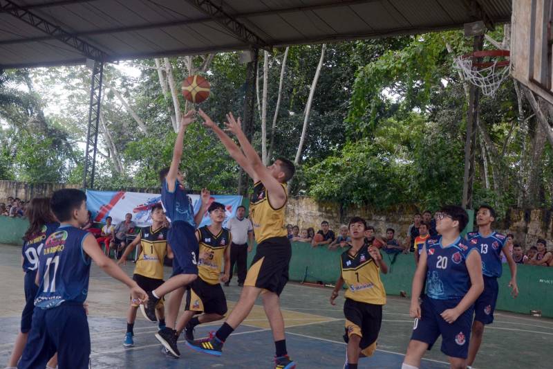 Criado nos Estados Unidos no início da década de 1890, o basquete é a modalidade que apontou os primeiros times campeões da terceira etapa regional dos Jogos Estudantis Paraenses (JEPs), em Igarapé-Açú. Na sexta-feira (18), os times de basquete masculino de Maracanã e o feminino de Castanhal conquistaram os primeiros lugares e são os campeões que vão disputar a etapa Estadual, em junho. Ao redor da quadra de esportes da Escola Cônego Calado, a torcida estava posicionada para acompanhar as partidas que anunciariam os medalhistas do basquete. A primeira disputa foi entre os times de Maracanã e Castanhal (foto), na categoria "A" (de 12 a 14 anos). Cada ponto marcado era comemorado pela torcida, que ao final do quarto tempo, pode celebrar a conquista do município de Maracanã, com placar de 21 pontos, contra 15 de Castanhal.
FOTO: RAI PONTES / ASCOM SEDUC
DATA: 19.05.2018
IGARAPÉ-AÇÚ - PARÁ <div class='credito_fotos'>Foto: Rai Pontes/Ascom Seduc | <a href='/midias/2018/originais/2a1dafdf-3e1b-47cf-a0c5-9c6c5a4ba01e.jpg' download><i class='fa-solid fa-download'></i> Download</a></div>