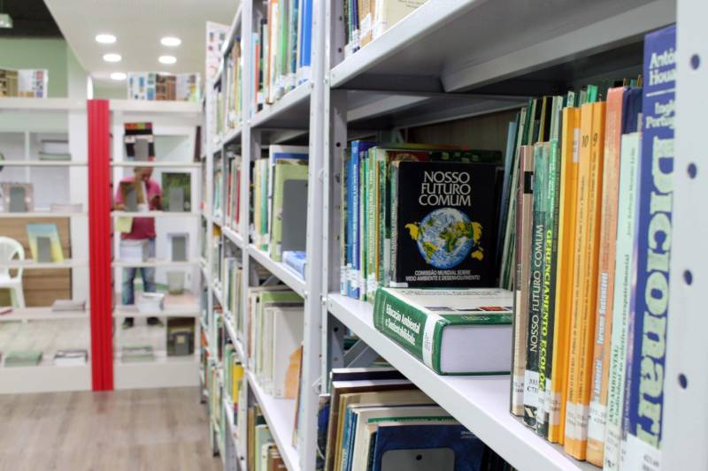 Estruturada para disponibilizar a informação ambiental, a nova Biblioteca da Secretaria de Meio Ambiente e Sustentabilidade (Semas) será inaugurada nesta quarta-feira (26). Um ambiente com salas totalmente reformuladas, apropriadas para leitura e pesquisa sobre meio ambiente. A biblioteca é aberta ao servidor e ao público em geral, disponibilizando espaço para estudo, uma sala de ambiente multimídia, sala infantil, área de leitura em mais de 200 metros quadrados. Além disso, há um espaço administrativo, banheiros e copa.

FOTO: ASCOM SEMAS
DATA: 26.12.2018
BELÉM - PARÁ <div class='credito_fotos'>Foto: ASCOM SEMAS   |   <a href='/midias/2018/originais/2a27fbb8-2bd9-45f9-88d4-51e0405de8e1.jpg' download><i class='fa-solid fa-download'></i> Download</a></div>