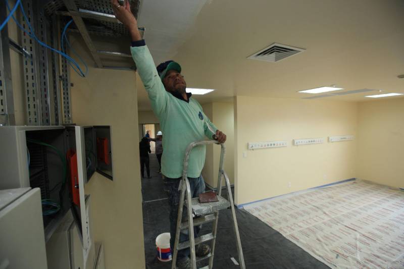 “A população de Itaituba vai contar com uma estrutura fora do comum em hospitais públicos do Brasil”. A afirmação é do engenheiro Gustavo Garoli, gerente geral da obra do Hospital Regional do Tapajós, no município de Itaituba, que está com a estrutura 95% concluída. O hospital que fica na região sudoeste do Estado deve beneficiar, além de cerca de 100 mil itaitubenses, moradores de nove municípios vizinhos.

FOTO: MÁCIO FERREIRA / AG. PARÁ
DATA: 19.12.2018
ITAITUBA - PARÁ <div class='credito_fotos'>Foto: MÁCIO FERREIRA/ AG. PARÁ   |   <a href='/midias/2018/originais/2a425602-cdd6-47e2-9e97-b73797c70dcc.jpg' download><i class='fa-solid fa-download'></i> Download</a></div>