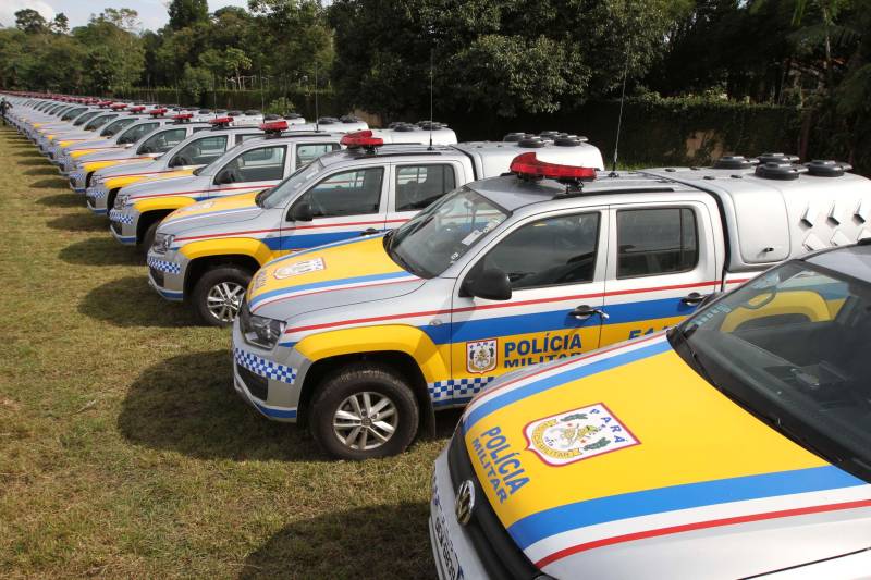 A cerimônia pelo Dia de Tiradentes, patrono das polícias militares do Brasil, este ano, no Pará, teve um toque especial. Na manhã desta quinta-feira, 20, no Comando Geral da Polícia Militar do Estado, foram oficializadas as promoções de 539 policiais e entregues 170 novos veículos para a corporação. O governador Simão Jatene participou da cerimônia. A frota vai ajudar no combate à criminalidade na região metropolitana de Belém e interior do estado. Dos 170 veículos entregues para reforçar o policiamento, 60 são motocicletas, 60 viaturas modelo Palio Weekend com cela e 50 Pick-ups, com cela, todos em regime de locação, que serão somados à frota. Serão investidos mensalmente 4 milhões de reais. As 539 promoções beneficiam policiais militares da capital e do interior do estado, sendo 462 praças e 77 oficiais. “Eu me sinto lisonjeada e quero chegar à capitã”, disse Rejane Santa Brígida Miranda, promovida de soldado a cabo. “Fico feliz também por termos um plano seguro, de carreira e me sinto prestigiada na carreira que escolhi”, completou Rejane.
FOTO: CRISTINO MARTINS / AG PARÁ
DATA:20.04.2018
BELÉM - PARÁ <div class='credito_fotos'>Foto: Cristino Martins/Ag. Pará | <a href='/midias/2018/originais/2a50c81f-4de5-4532-af37-eb3aa9c37b6e.jpg' download><i class='fa-solid fa-download'></i> Download</a></div>