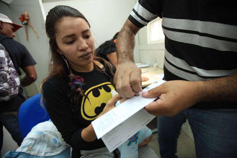 Uma média de 50 a 60 mil RGs foram emitidos por mês em todo o Pará pela Diretoria de Identificação "Enéas Martins" (Didem), da Polícia Civil, de janeiro a novembro de 2018. O número é considerado alto e é resultado da maior agilidade no atendimento para a emissão e entrega do documento, possível após a possibilidade de agendamento pelo site do órgão de segurança pública. Antes, longas filas se formavam na frente da Delegacia Geral do Estado, o principal posto de atendimento. A diretora da Didem, Juliete Monteiro, conta que com a modernização da polícia no interior do Estado contribuiu com o aumento das emissões e com a diminuição do prazo para a entrega do documento. “Tinha município que esperava até 40 dias. Com a informatização, o prazo diminuiu bastante”, diz. Além disso, Juliete lembra que o agendamento informatizado inibiu situações irregulares, como a venda de senha para o atendimento. Atualmente, 44 municípios do Estado são informatizados. Destes, 32 passaram pela modernização de sistema nos últimos oito anos de gestão do governador Simão Jatene. “Agora temos muito mais possibilidades no interior. Quem não tem posto de atendimento no seu município, pode fazer na cidade mais próxima. Temos muito ainda pela frente, mas estamos caminhando para que o usuário aguarde cada vez menos tempo para receber seu RG”, concluiu.

FOTO: MÁCIO FERREIRA / AG. PARÁ
DATA: 03.12.2018
BELÉM - PARÁ
 <div class='credito_fotos'>Foto: MÁCIO FERREIRA/ AG. PARÁ   |   <a href='/midias/2018/originais/2a5446ca-e976-4fdc-af86-40e7d5239d79.jpg' download><i class='fa-solid fa-download'></i> Download</a></div>