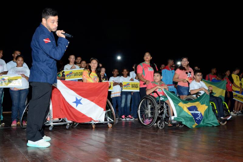 A XI edição dos Jogos Paralímpicos Escolares Paraenses foi aberta nesta quarta-feira, 27, e segue até a sexta-feira, 29, no auditório do Centro de Convenções Carajás, em Marabá, no sudeste do Pará. Na abertura, o embaixador do Centro de Inclusão Social de Marabá, Bruno Lins (foto), relatou que em virtude da deficiência aprendeu a andar aos 15 anos com apoio da equoterapia, mas que hoje é professor de Educação Física com duas pós-graduações, mostrando que é possível vencer as limitações físicas.
FOTO: FERNANDO NOBRE / ASCOM SEDUC
DATA: 27.06.2018
MARABÁ - PARÁ <div class='credito_fotos'>Foto: FERNANDO NOBRE/ASCOM SEDUC | <a href='/midias/2018/originais/2a6b637e-edff-4ce3-bd6b-e1c575e5bcd4.jpg' download><i class='fa-solid fa-download'></i> Download</a></div>