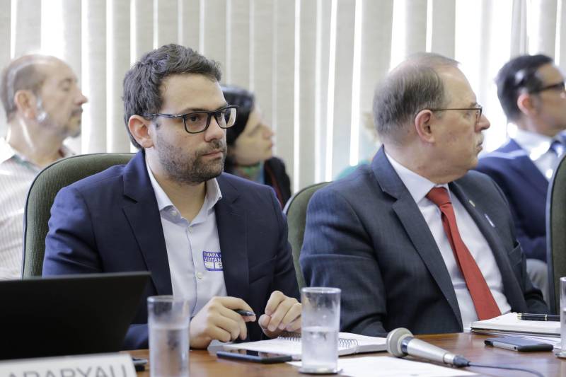 O estado do Pará tem agora um representante no CocoaAction Brasil, uma iniciativa para estimular a produção e aumentar a exportação de cacau. O titular da Secretaria de Desenvolvimento Agropecuária e da Pesca do Pará (Sedap), João Carlos Ramos, participou nesta terça-feira, 5, no Ministério da Agricultura, em Brasília, da reunião que definiu os representantes brasileiros na iniciativa. Fernando Reis (foto), engenheiro agrônomo da Sedap, acompanhou o secretário.

FOTO: DIVULGAÇÃO
DATA: 05.06.2018
BRASÍLIA - DF <div class='credito_fotos'>Foto: Divulgação   |   <a href='/midias/2018/originais/2a6c42b4-2b37-4f60-ab4f-95e196db548a.jpg' download><i class='fa-solid fa-download'></i> Download</a></div>