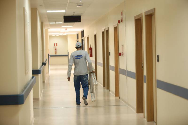 As obras estruturais no Hospital Abelardo Santos, no distrito de Icoaraci, na Grande Belém, já estão quase 100% concluídas. A unidade de saúde será a maior do Pará, com 10 andares, 269 leitos e portas abertas para atender cerca de 2 milhões de pessoas somente na região metropolitana, além de ser mais uma opção para desafogar o atendimento dos municípios da região das ilhas e nordeste do estado. Até o início de dezembro, o hospital, antes com capacidade para 50 leitos em somente um pavimento, será inaugurado. A unidade de saúde está 95% pronta, faltando apenas a instalação dos equipamentos médico-assistenciais e as obras de acabamento do andar térreo.
FOTO: MÁCIO FERREIRA / AG. PARÁ
DATA: 31.10.2018
ICOARACI - PARÁ <div class='credito_fotos'>Foto: MÁCIO FERREIRA/ AG. PARÁ | <a href='/midias/2018/originais/2a6ee5c7-e6b3-4530-8578-7a9acef60336.jpg' download><i class='fa-solid fa-download'></i> Download</a></div>